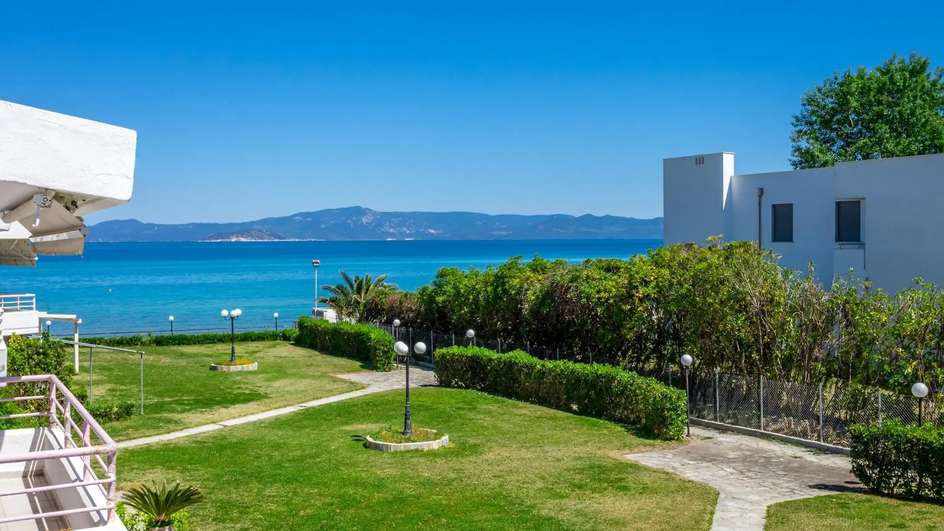 Serenity Seafront Garden Villa Pefkochori